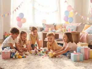 Niemowlę delikatnie dotykające rączką swojej głowy w przytulnym, jasnym pokoju dziecięcym.